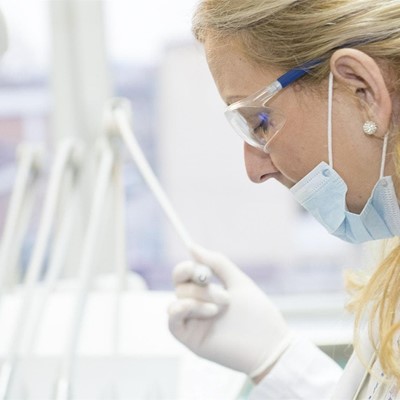 Causas, síntomas y tratamiento de la periodontitis