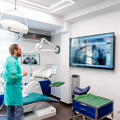¿Cómo limpiar los implantes dentales?