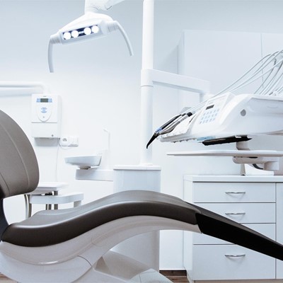 La importancia de contar con profesionales que realizan una limpieza exhaustiva de los implantes periódicamente