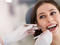 ¿Puedo recibir tratamientos de estética dental si tengo restauraciones dentales previas, como empastes o coronas?