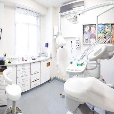 ¿Qué riesgos tienen los implantes dentales?