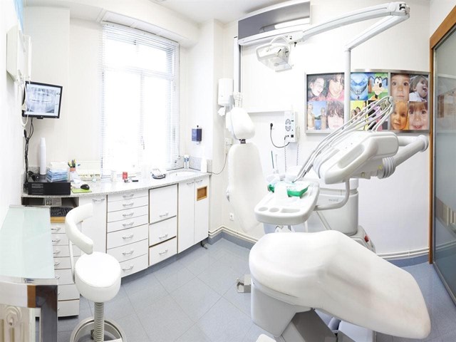 ¿Qué riesgos tienen los implantes dentales?