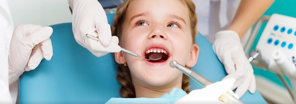 ¿Qué son las caries de biberón y cómo prevenirlas en los niños pequeños?