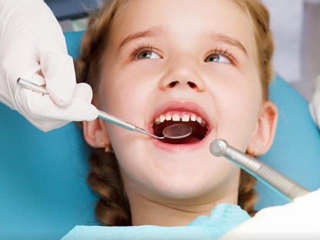 ¿Qué son las caries de biberón y cómo prevenirlas en los niños pequeños?